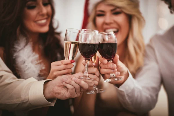 Groep Van Vrienden Vieren Kerstmis Thuis Zijn Plezier Roosteren Selectieve — Stockfoto