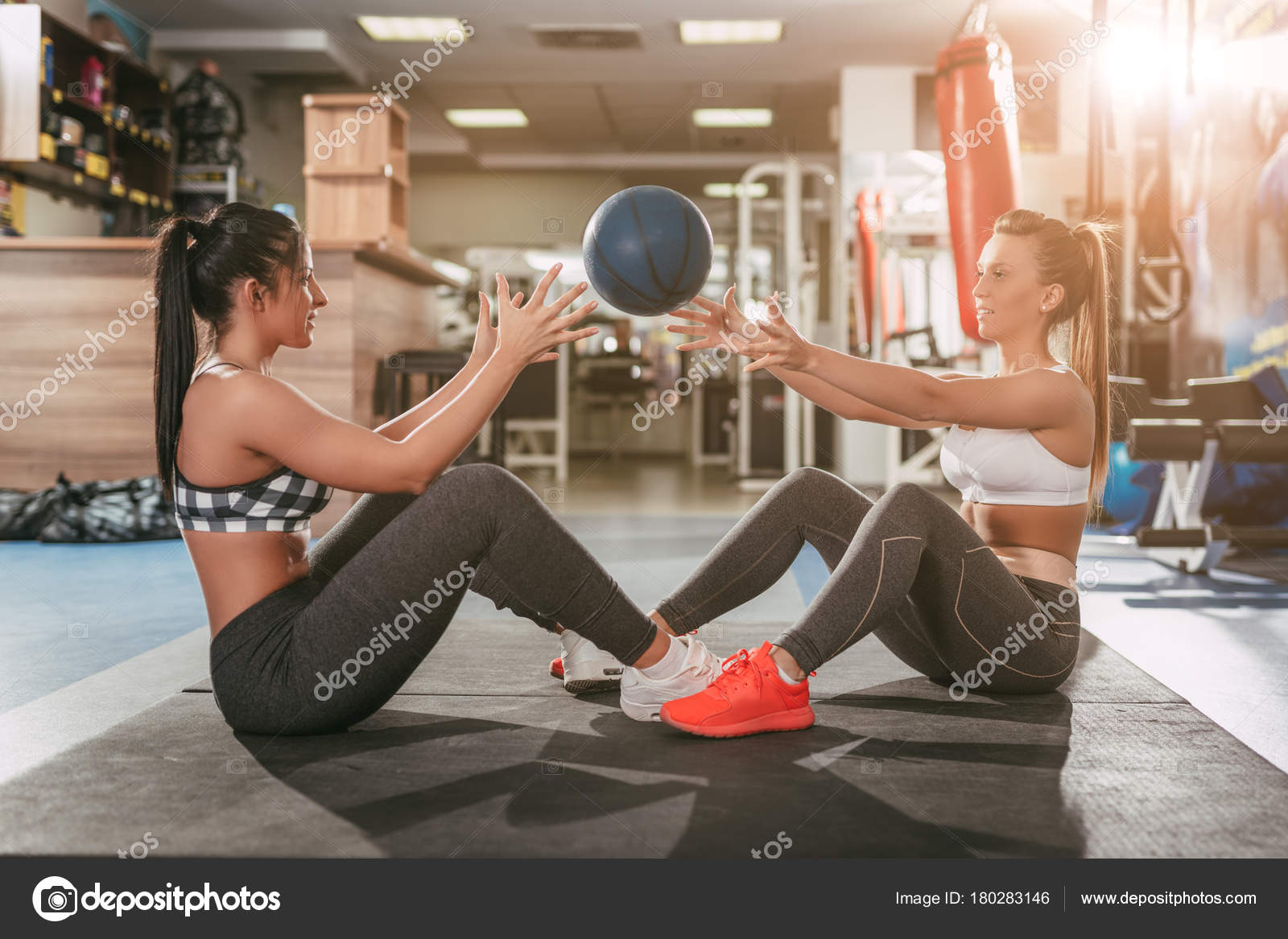 две девушки в зале. девушка в тренажерном зале. две девушки в спортзале. подруги в спортзале. две девушки в зале.