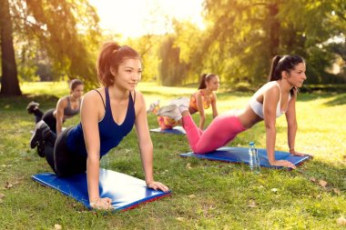 Push-up park yaparken dört güzel arkadaşlar. Seçici odak.