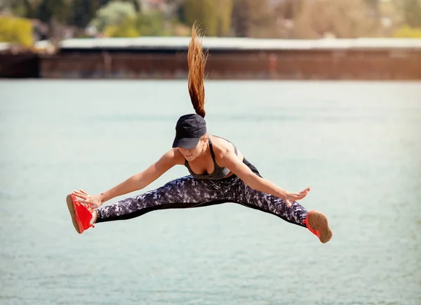Young Muscular Fitness Woman Jumping River — Stock Photo, Image