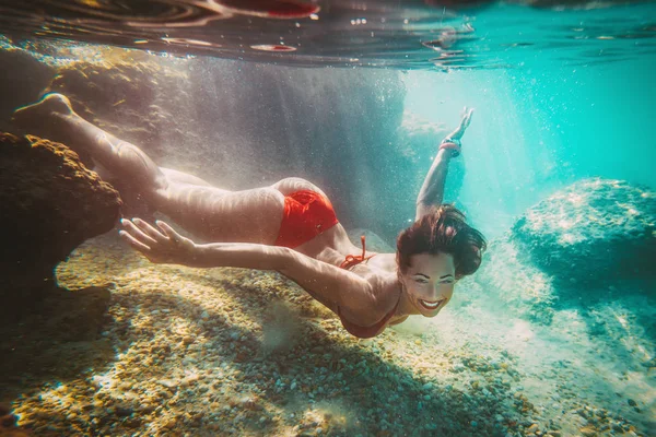 Belle Jeune Femme Souriante Nageant Sous Eau Dans Mer — Photo