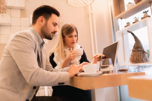 Due Giovani Uomini Affari Che Lavorano Computer Portatile Pausa Bar — Foto Stock