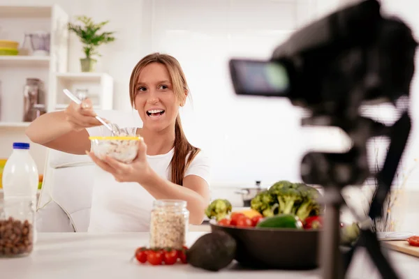 Mulher Bonita Filmando Seu Blog Transmitido Sobre Comida Saudável Casa — Fotografia de Stock