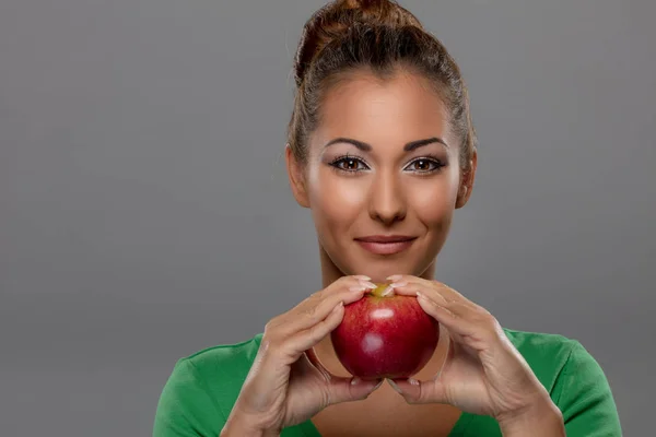 Mooie Jonge Lachende Vrouw Met Rode Appel Kijken Naar Camera — Stockfoto