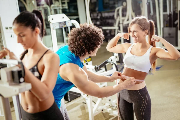 Instructor Fitness Que Mide Cintura Mujer Gimnasio —  Fotos de Stock