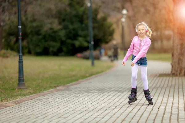 Bella Sorridente Bambina Linea Pattinaggio Attraverso Parco — Foto Stock