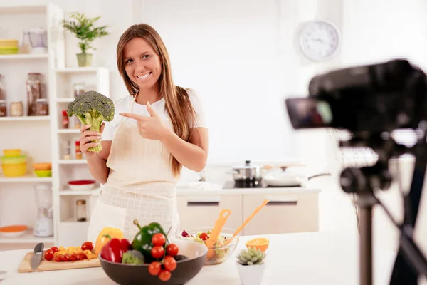 Mulher Bonita Filmando Seu Blog Transmitido Sobre Comida Saudável Casa — Fotografia de Stock