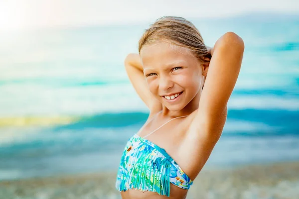 Niedliches Kleines Mädchen Genießt Strand Sie Posiert Und Blickt Mit — Stockfoto