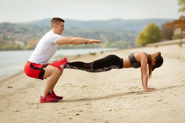 Joven Pareja Muscular Haciendo Ejercicio Juntos Playa Guapo Chico Haciendo — Foto de Stock