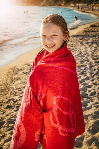 Niedliches Kleines Mädchen Genießt Strand Sie Steht Ein Badetuch Gehüllt — Stockfoto