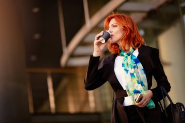 Mola office bölgesinde başarılı işkadını içme kahve gülümseyen.