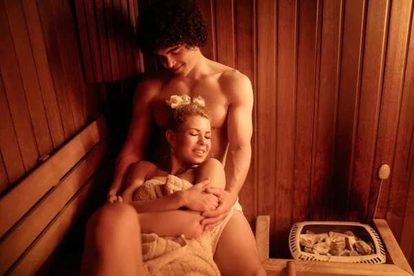 Młoda Para Piękny Relaks Saunie Centrum Spa — Zdjęcie stockowe