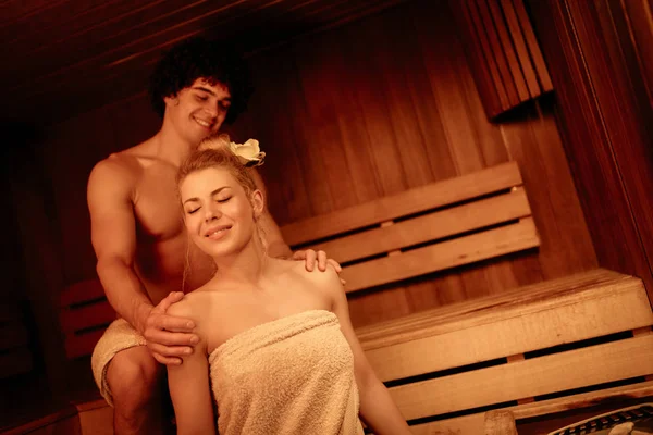 Bella Giovane Coppia Che Rilassa Una Sauna Centro Benessere — Foto Stock