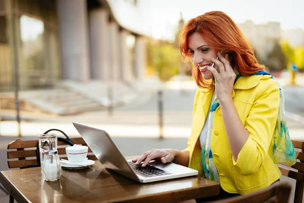 Geschäftsfrau Arbeitet Laptop Und Benutzt Das Smartphone Während Einer Kaffeepause — Stockfoto