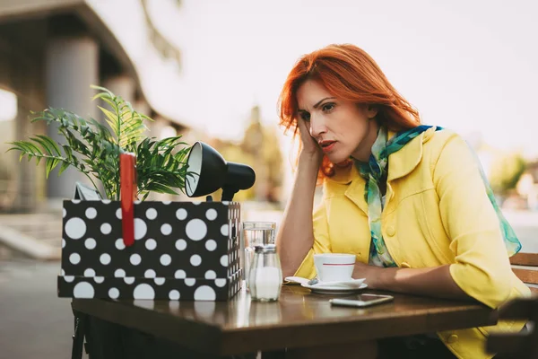 Ernsthafte Nachdenkliche Geschäftsfrau Sitzt Einem Straßencafé Mit Einer Schachtel Voller — Stockfoto