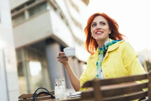 Lächelnde Geschäftsfrau Beim Kaffeetrinken Einem Straßencafé Wegschauen — Stockfoto