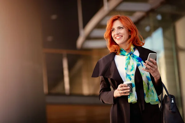 Ler Framgångsrik Affärskvinna Med Smartphone Fika Kontorsområdet Tittar Bort — Stockfoto