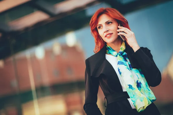 Ler Framgångsrik Affärskvinna Talar Smartphone Kontorsområdet — Stockfoto