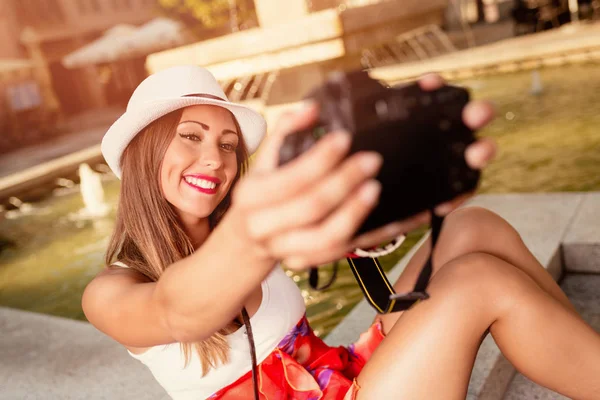 Güzel Genç Gülümseyen Kadın Çeşme Yanındaki Şehir Meydanında Selfie Alarak — Stok fotoğraf