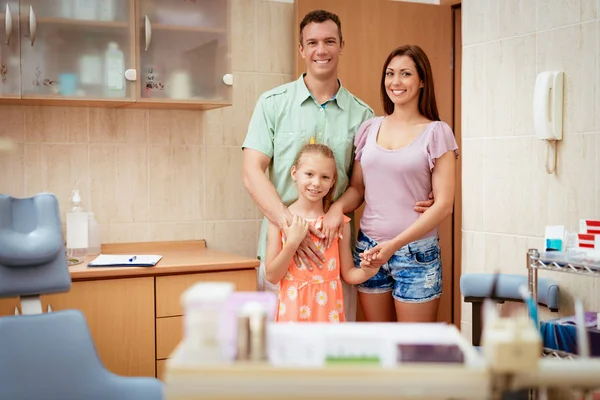 Giovane Famiglia Felice Visita Nello Studio Dentistico Sono Piedi Guardando — Foto Stock