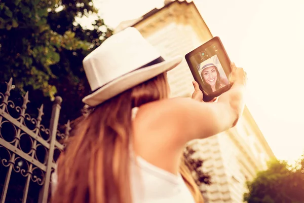 Vacker Ung Kvinna Semester Tar Selfie Med Dogital Tablett Stadens — Stockfoto