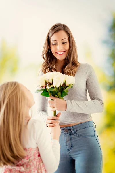 Nette Tochter Schenkt Ihrer Mutter Weiße Rosen Zum Muttertag Selektiver — Stockfoto