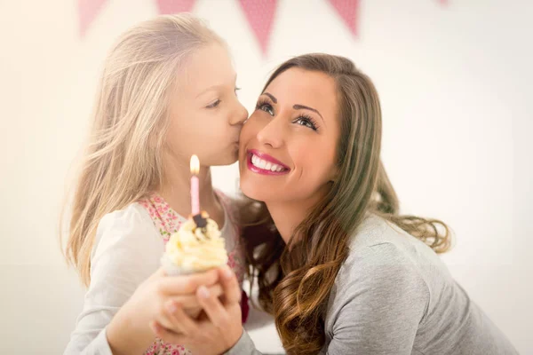 Linda Niña Dando Pequeño Cupcake Con Vela Para Mamá Sonriente — Foto de Stock