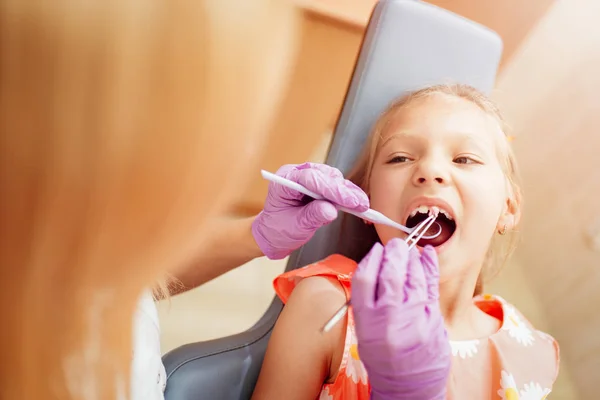 Красивая Маленькая Девочка Кабинете Дантиста Сидит Стуле Стоматолог Полирует Зубы — стоковое фото