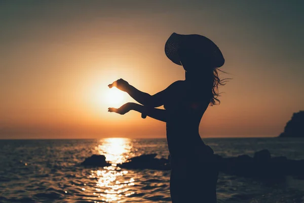 Silhouette Happy Girl Enjoying Sunset Beach She Having Fun Holding — Stock Photo, Image