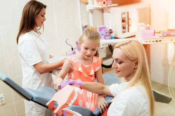 Tandarts Kleine Meisje Patiënt Leren Haar Tanden Met Tandenborstel Poetsen — Stockfoto