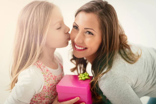 Niedliches Kleines Mädchen Küsst Und Gibt Kleine Rosa Geschenkbox Für — Stockfoto