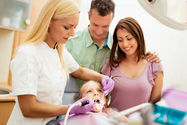 Familia Feliz Visita Consultorio Del Dentista Dentista Hembra Revisando Los —  Fotos de Stock