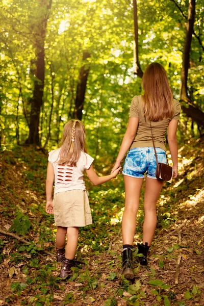 Hermosa Joven Madre Hija Caminando Por Bosque Vista Trasera — Foto de Stock