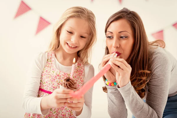 Süße Tochter Und Ihre Junge Mutter Haben Spaß Zum Muttertag — Stockfoto