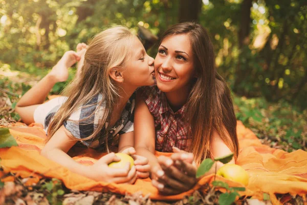 Vacker Mamma Och Hennes Lilla Flicka Liggande Skog Och Njuter — Stockfoto