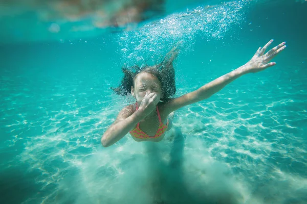 Hermosa Niña Buceando Bajo Agua Mar Ella Está Sosteniendo Nariz —  Fotos de Stock