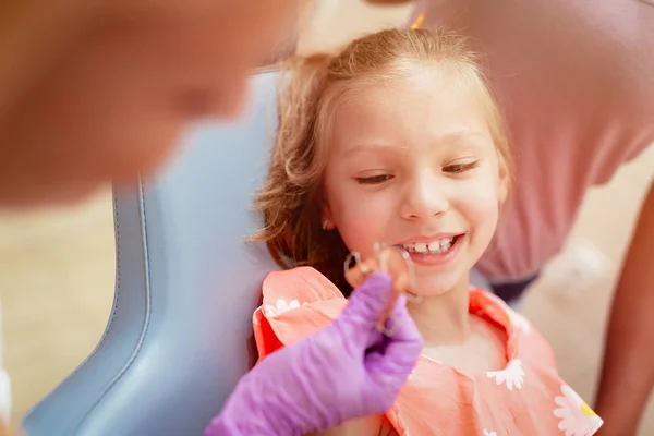 Primer Plano Dentista Mostrando Aparato Ortodoncia Móvil Niña Paciente Enfoque — Foto de Stock