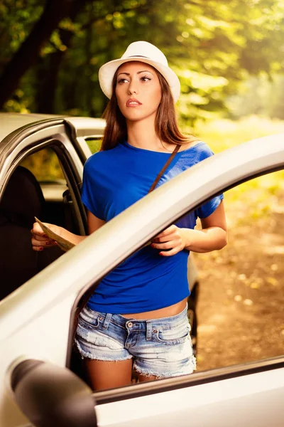 Confundida Mujer Hermosa Pensativa Pie Apoyado Coche Bosque Preocupado Mirando — Foto de Stock