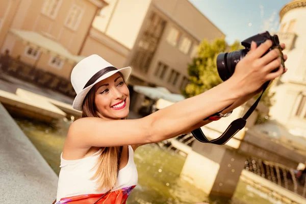 Gyönyörű Fiatal Mosolygó Kalapot Vesz Selfie Város Főterétől Kút Mellett — Stock Fotó