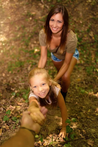 Vackra Unga Familjen Roligt Promenaden Genom Skogen — Stockfoto