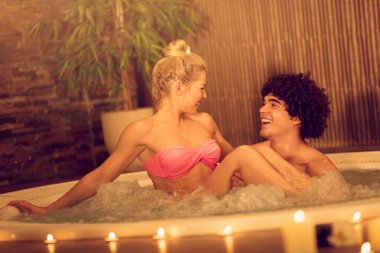 Güzel genç çift jakuzide spa merkezinde zevk.