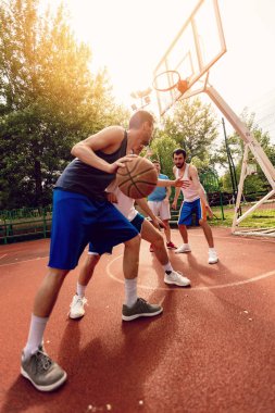 Dört basketbolcular açık bir eğitimden. Oyun ve birlikte eylem yapma.