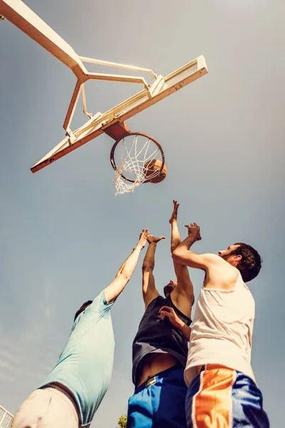 Four Basketball Players Have Training Outdoor Playing Jumping Alley Oop — Stock Photo, Image