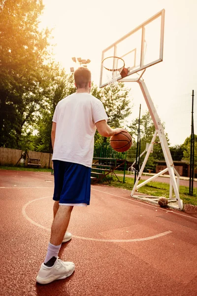 Joven Entrenando Baloncesto Cancha Está Listo Para Disparar — Foto de Stock