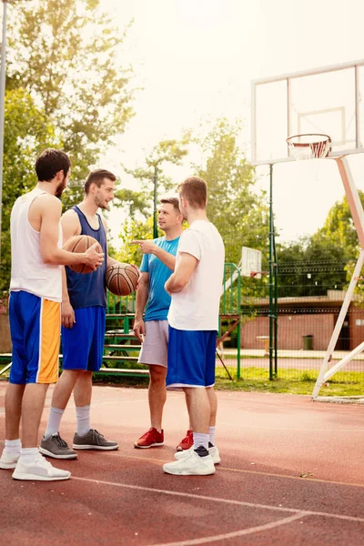 Cuatro Jugadores Baloncesto Tienen Trato Antes Del Partido Están Pie —  Fotos de Stock