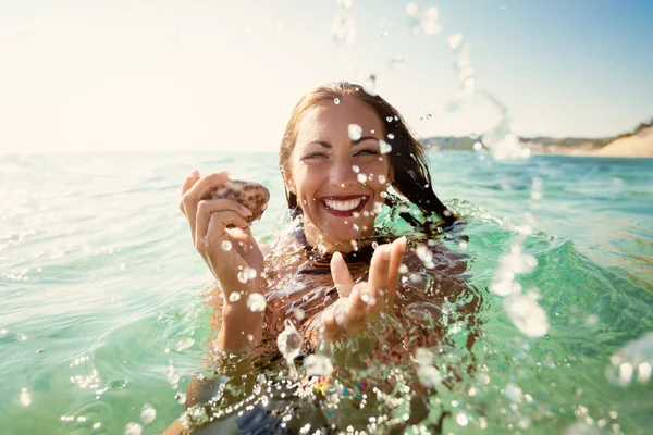 Hermosa Joven Divirtiéndose Disfrutando Mar Playa Están Sosteniendo Cáscara — Foto de Stock