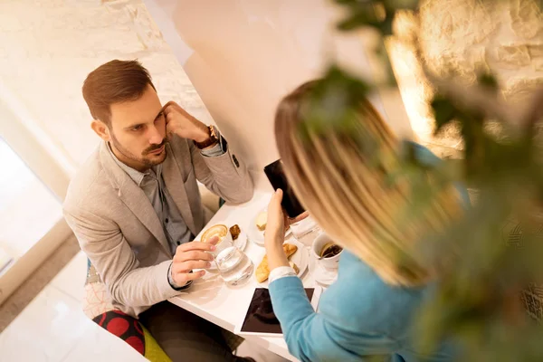 Dos Jóvenes Empresarios Pensativos Discutiendo Cafetería Enfoque Selectivo —  Fotos de Stock