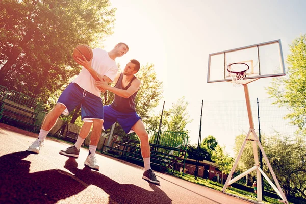 Zwei Streetbasketball Spieler Beim Training Unter Freiem Himmel Sie Machen — Stockfoto