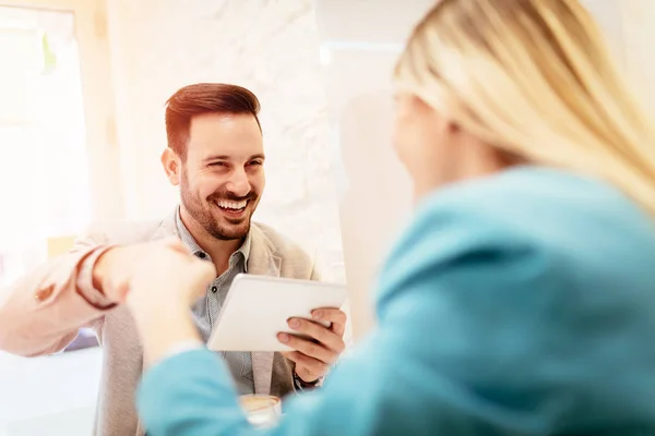 Junge Geschäftsleute Bei Einer Pause Einem Café Sie Feiern Den — Stockfoto