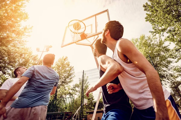 Vier Basketballspieler Trainieren Unter Freiem Himmel Sie Spielen Und Handeln — Stockfoto